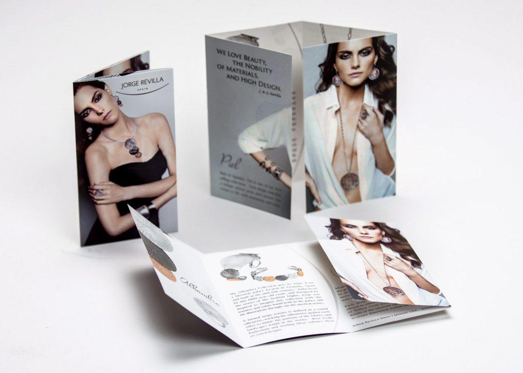 In brochure khổ lớn gấp theo dạng close gate fold