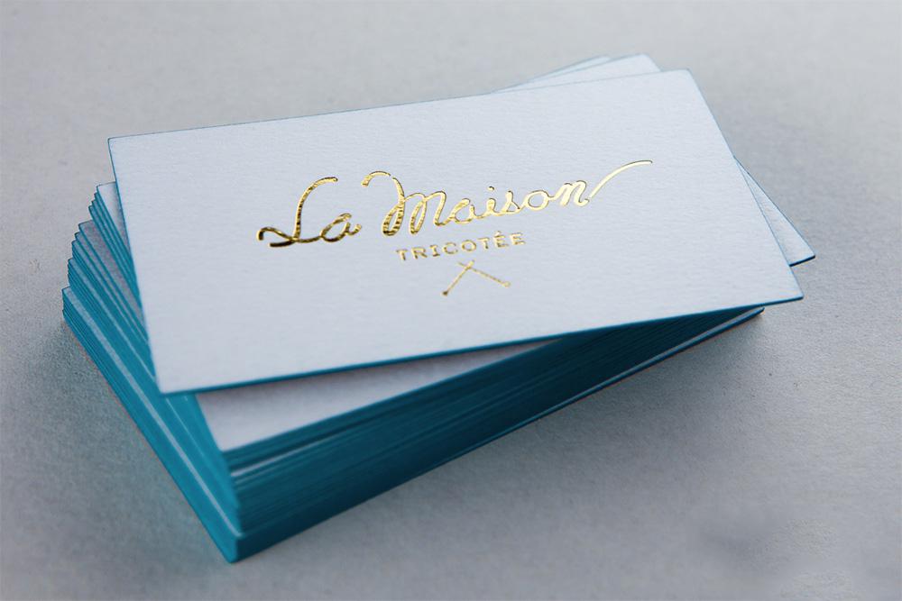 Mẫu name card phủ viền màu xanh dương kết hợp cùng ép kim vàng