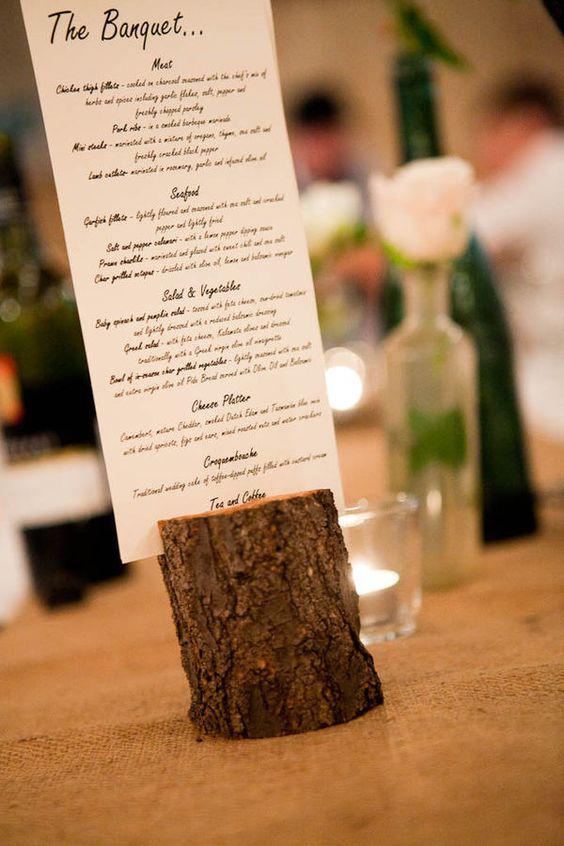Tờ menu tiệc để bàn trong cuốn hút hơn với chân đế gỗ tự nhiên