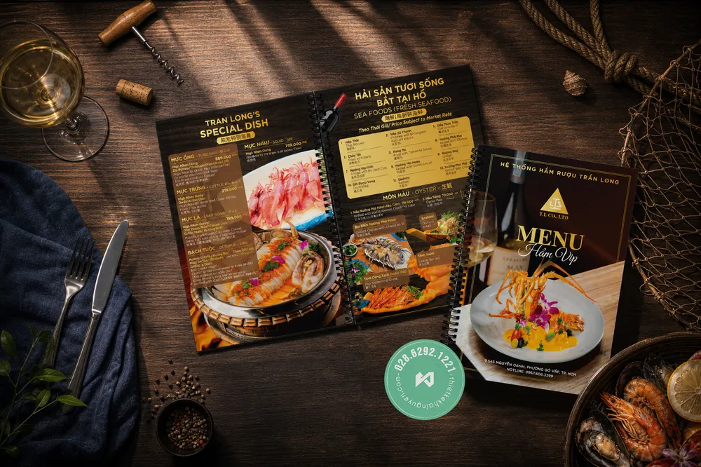 Thiết Kế Menu Đa Ngôn Ngữ Cho Nhà Hàng 2026 | Khải Nguyên 8 Menu nhà hàng Hải Sản với thiết kế tam ngữ Việt Trung Anh